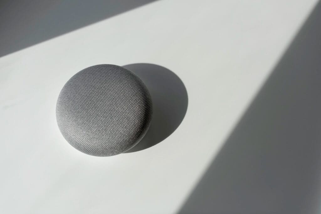 Smarta högtlare. Google Nest mini smart speaker.